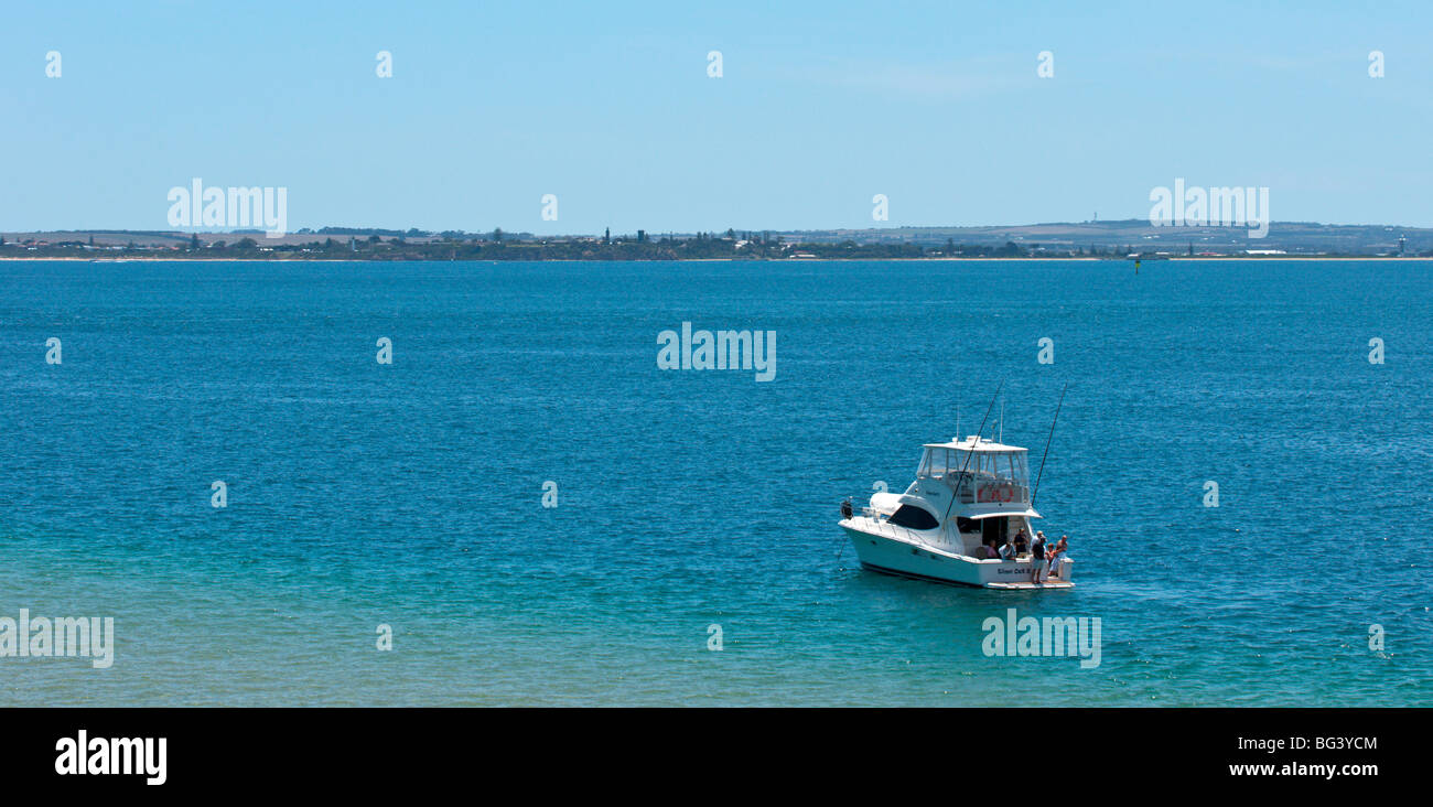 Menschen auf Boot am Port Phillip Bay am warmen Sommertag entspannen. Stockfoto