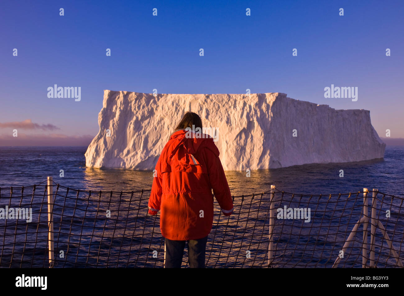 Passagiere, die Anzeigen von Eisberg in den Polarregionen Gerlache Strait, Antarktis, Stockfoto