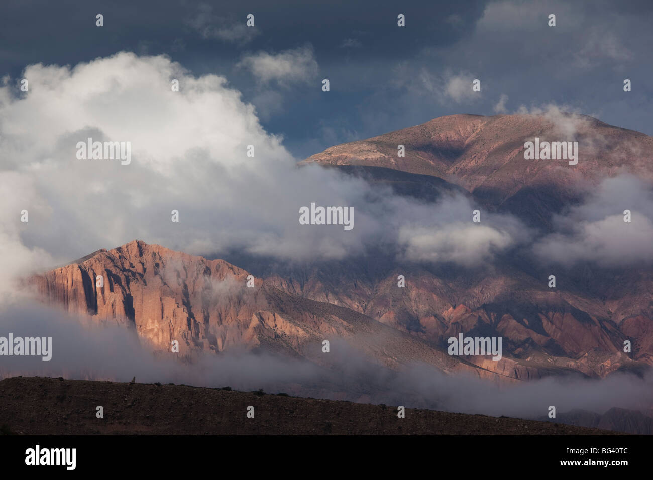 Argentinien, Provinz Jujuy, Quebrada de Humamuaca Canyon, Tilcara, Morgennebel über der Stadt auf einem Hügel Stockfoto