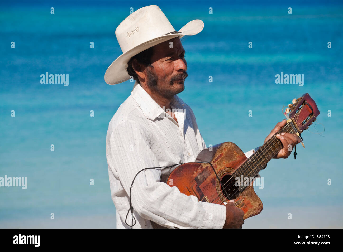 Honduras, Bay Islands, Roatan, West Bay, Musiker am Strand Stockfoto