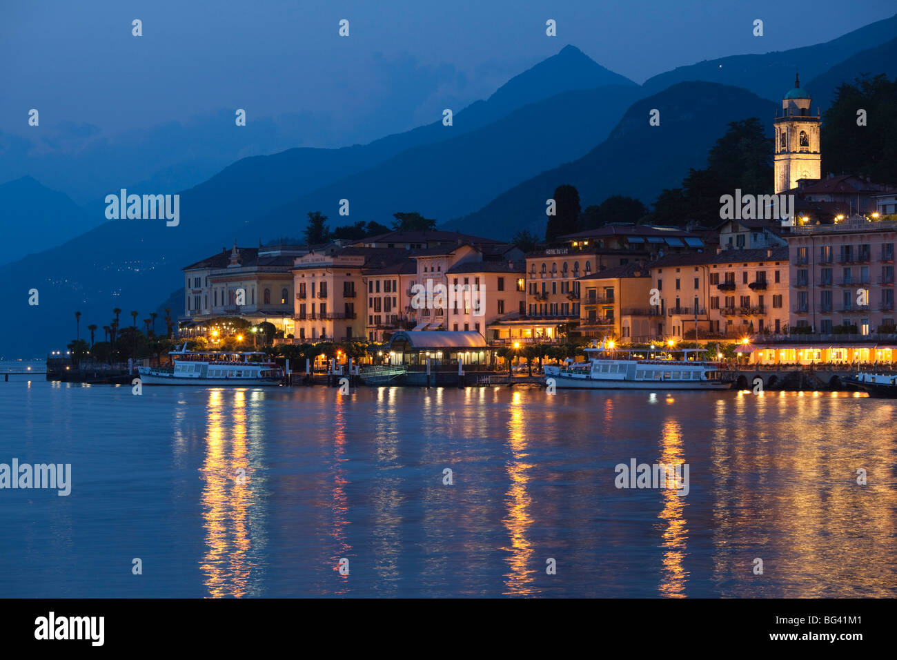 Italien, Lombardei, Seen, Comer See, Bellagio, Blick auf die Stadt, abends Stockfoto