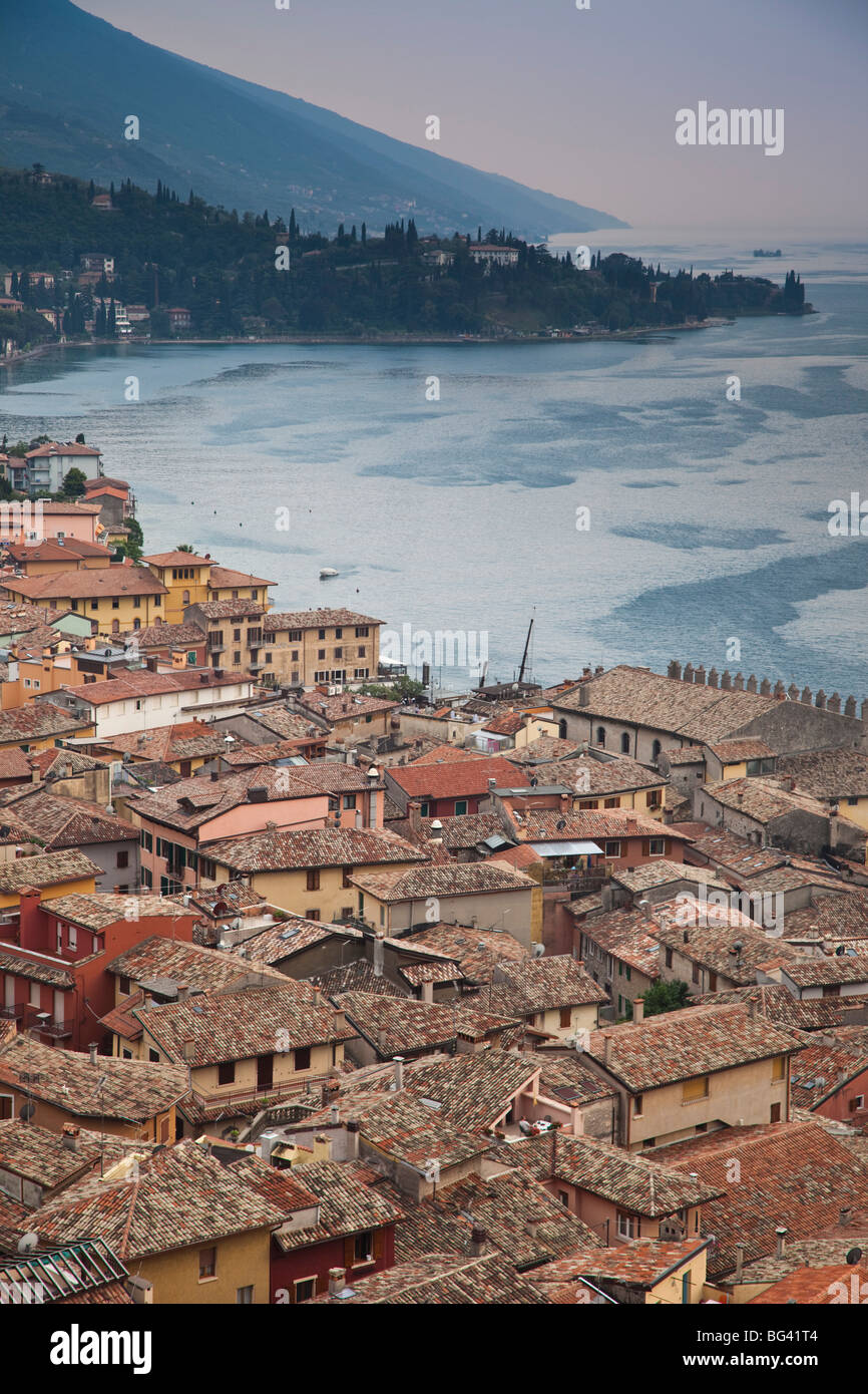 Italien, Veneto, Lake District, Lago di Garda, Malcesine, Blick auf die Stadt vom Schloss Castello Scaligero Stockfoto