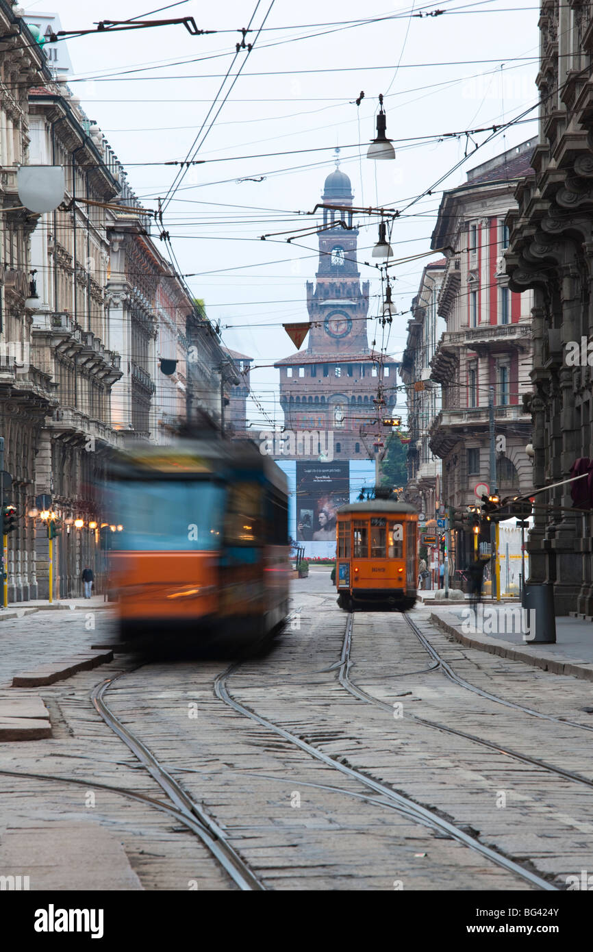 Italien, Lombardei, Mailand, Milan Straßenbahnen auf Via Orefici mit Castello Sforzesco, Morgendämmerung Stockfoto