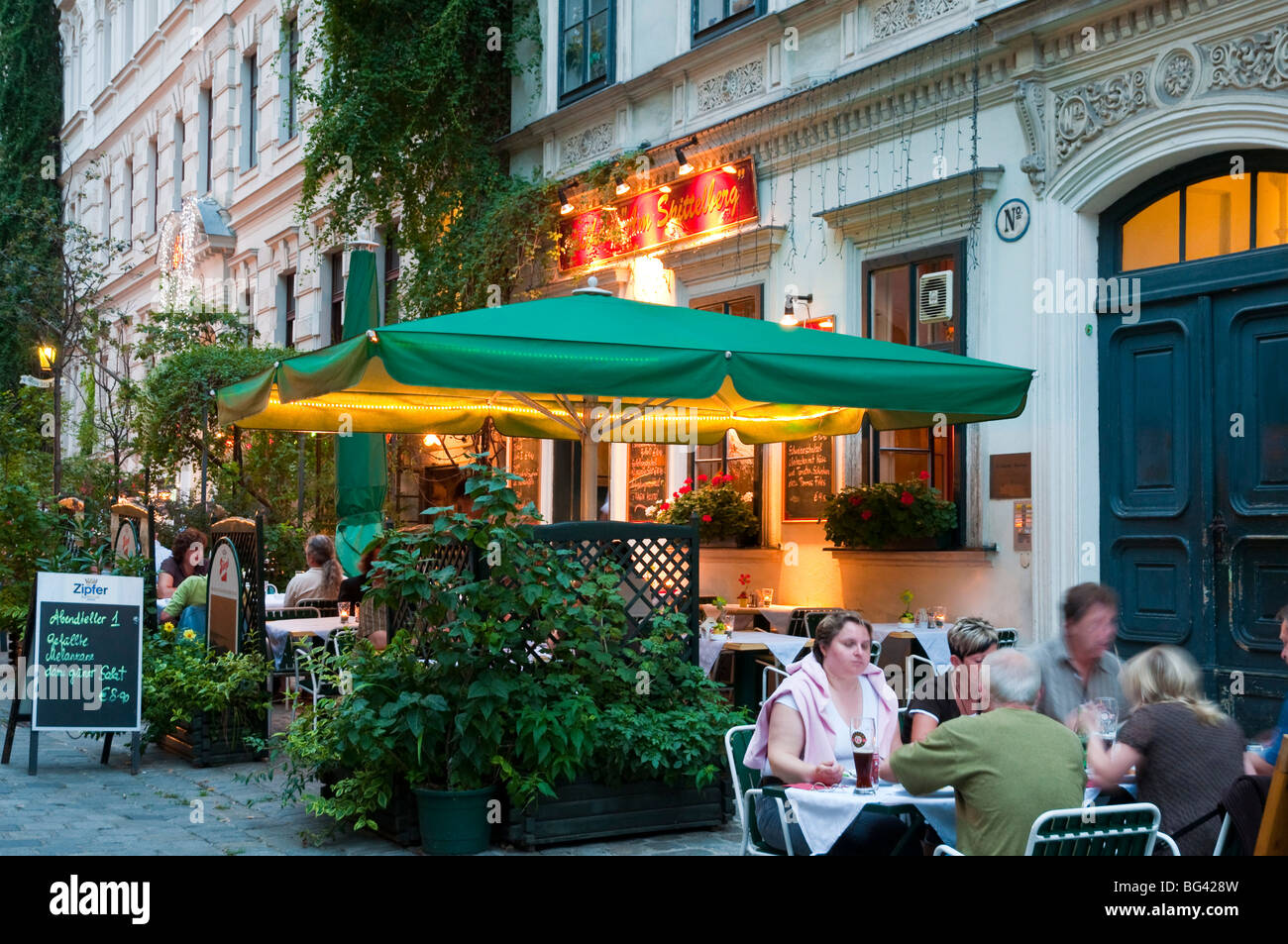 Restaurant bin Spittelberg Bei Dämmerung, Wien, Österreich | Restaurant am Spittelberg in der Abenddämmerung, Wien, Österreich Stockfoto Restaurant bin Spittelberg Bei Dämmerung, Wien, Österreich | Restaurant am Spittelberg in der Abenddämmerung, Wien, Österreich Stockfoto