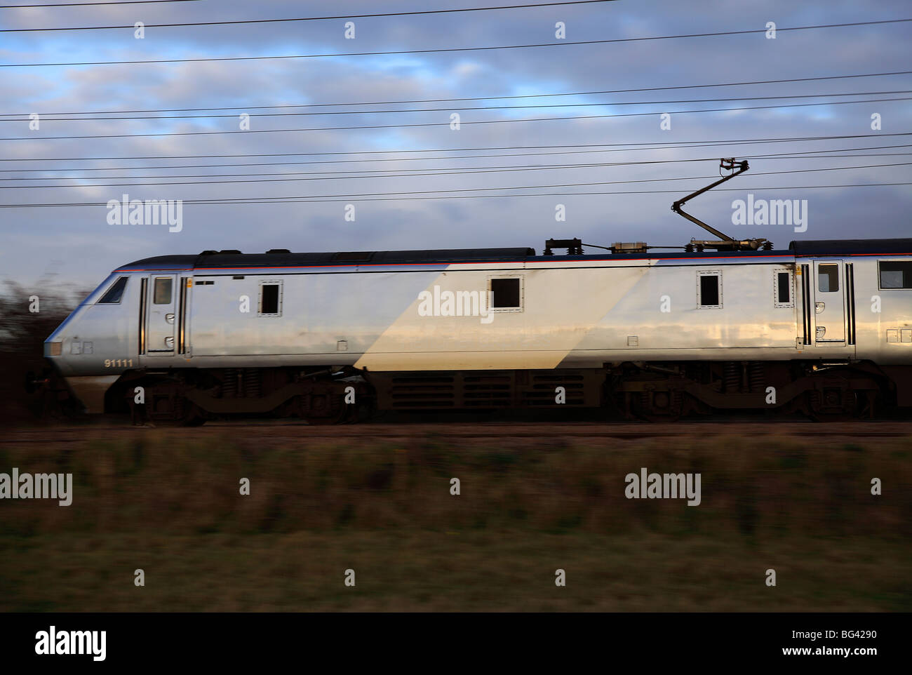 Für Geschwindigkeit Ostküste Zug Unternehmen 91111 HST elektrische Einheit East Coast Main Line Railway Peterborough Cambridgeshire geschwenkt Stockfoto