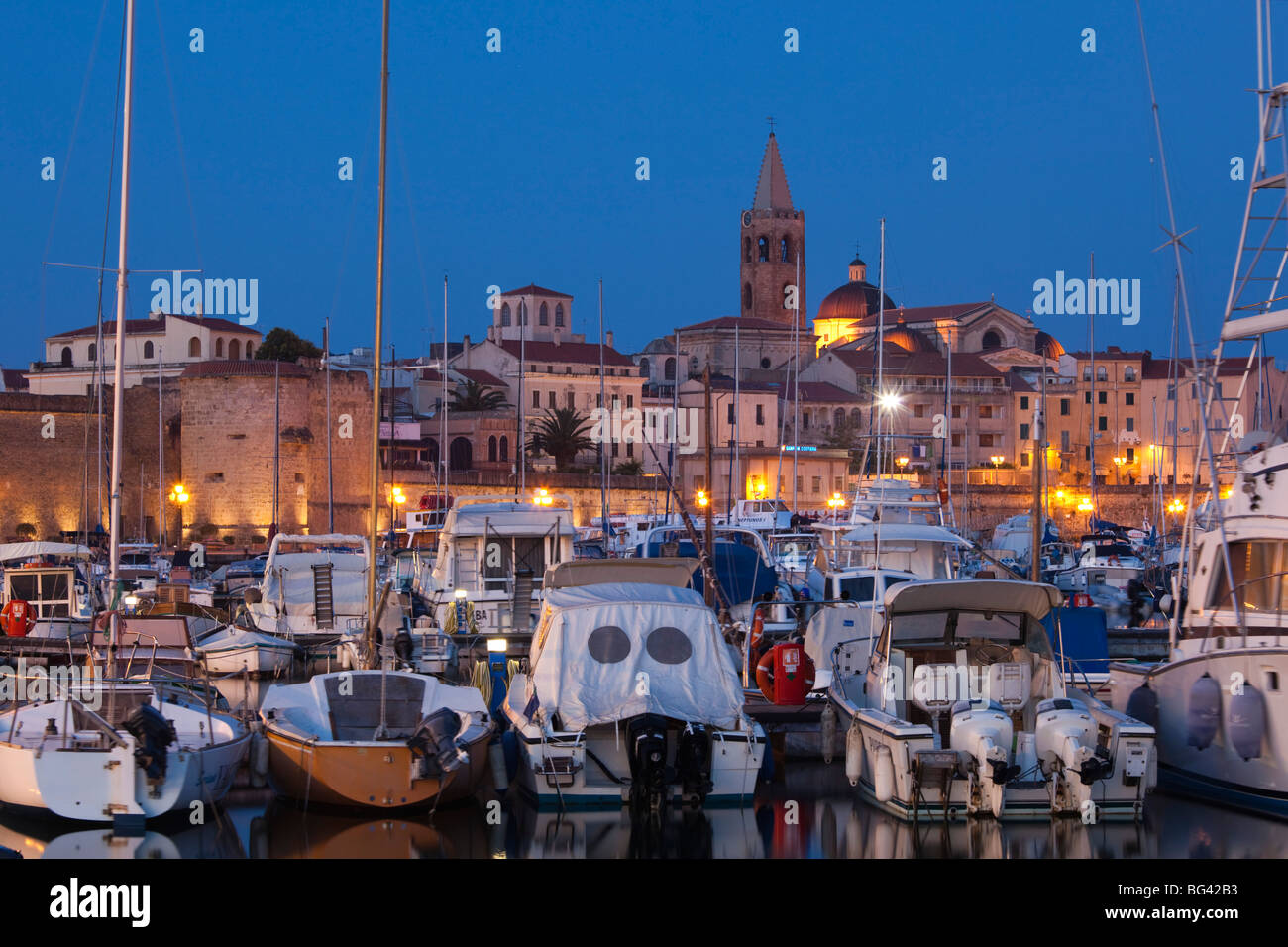 Italien, Sardinien, westlichen Sardinien, Alghero, Stadtmauern aus dem Yachthafen Stockfoto