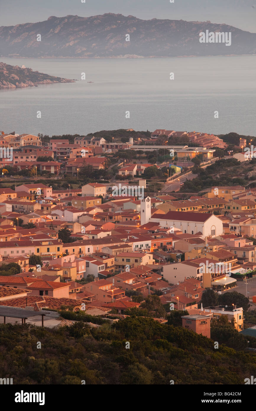 Italien, Sardinien, Nord Sardinien, Palau, Blick auf Stadt und Hafen, Sonnenaufgang Stockfoto