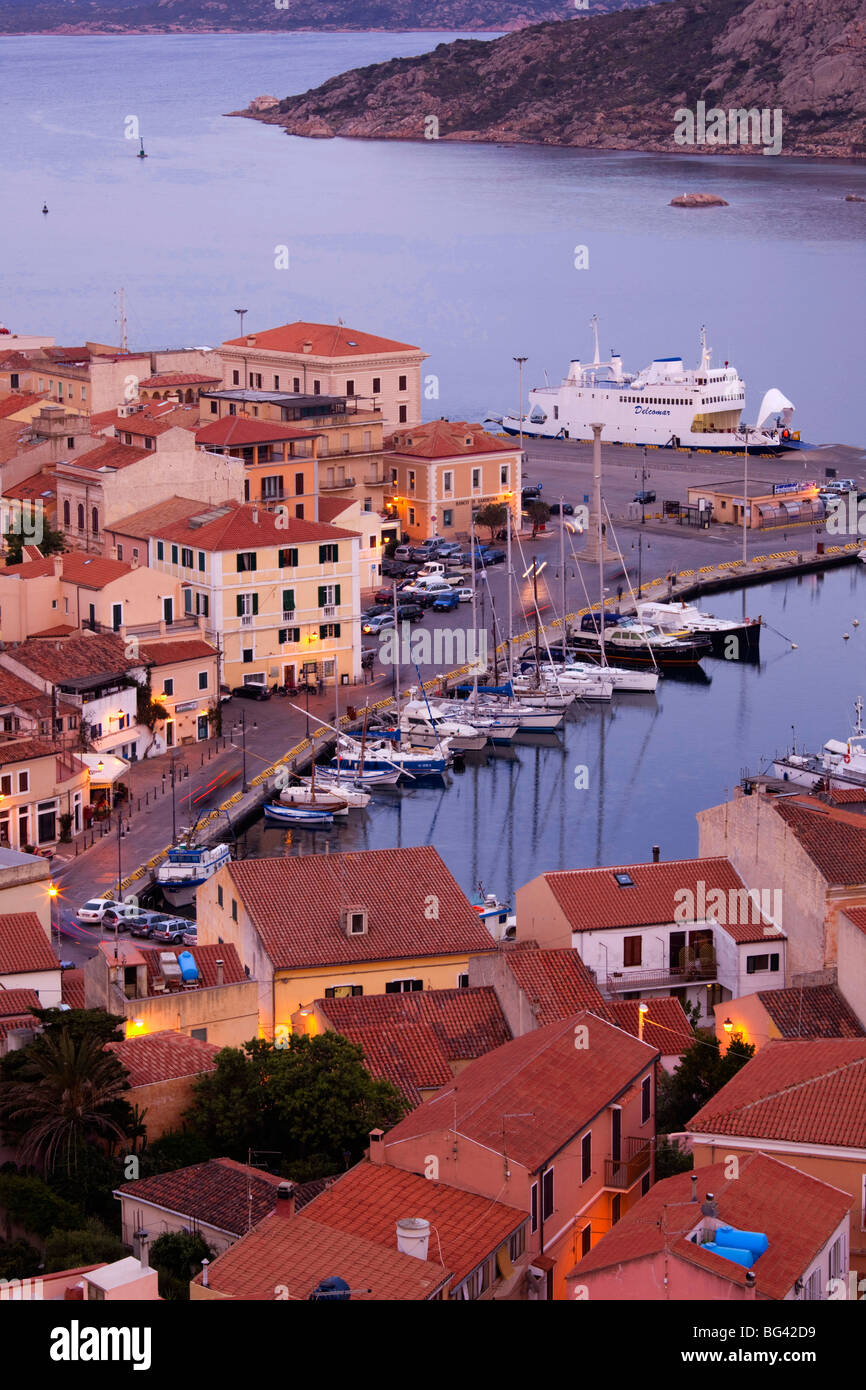 Italien, Sardinien, Nord-Sardinien, Isola Maddalena, La Maddalena, Antenne Port Aussicht von den Hügeln, Dämmerung Stockfoto