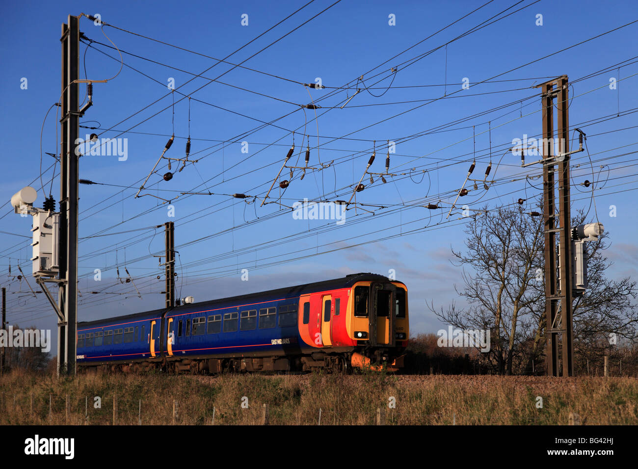 East Midlands trainieren operativen Unternehmen 156410 Diesel Einheit Ostküste Hauptleitung Bahnhof Peterborough Cambridgeshire Stockfoto