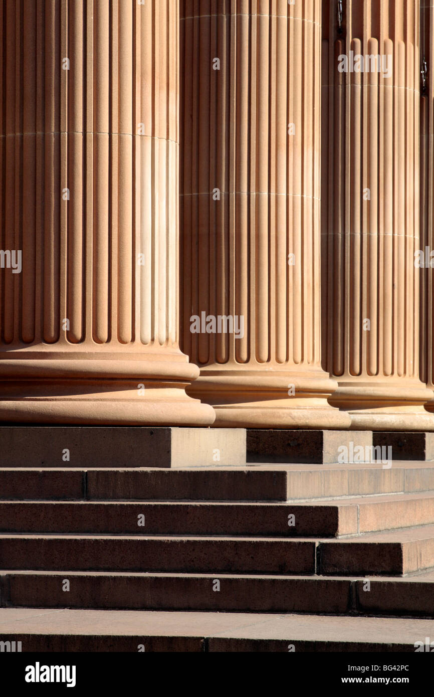 Drei Säulen und Schritte außerhalb der Art Gallery of New South Wales Australia Stockfoto