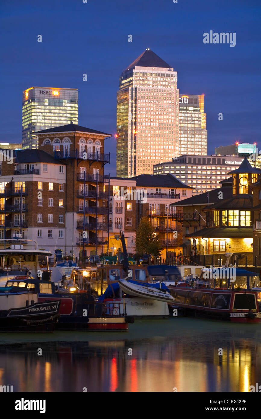 England, London, Tower Hamlets, Limehouse Bassin mit Canary Wharf Gebäude im Hintergrund Stockfoto