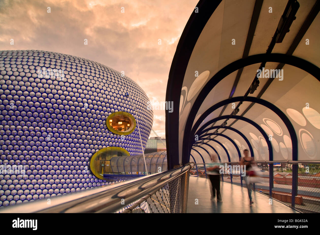 England, West Midlands, Birmingham, Menschen zu Fuß über die Brücke mit Selfridges Gebäude verknüpfen Stockfoto