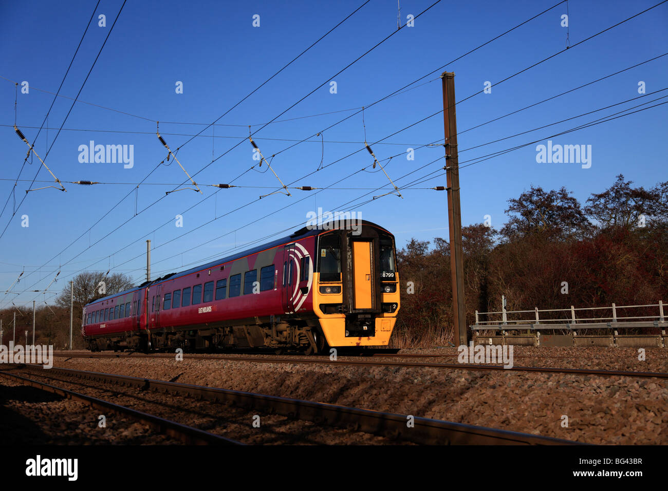 East Midlands trainieren operativen Unternehmen 158799 Diesel Einheit Ostküste Hauptleitung Bahnhof Peterborough Cambridgeshire Stockfoto