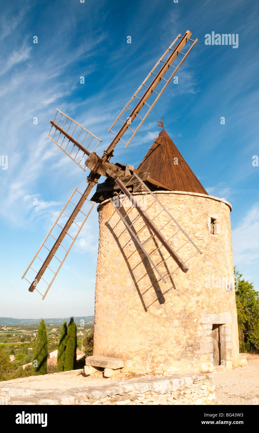 Windmühle in der Nähe von Saint Saturnin-Les-Apt, Provence, Frankreich Stockfoto