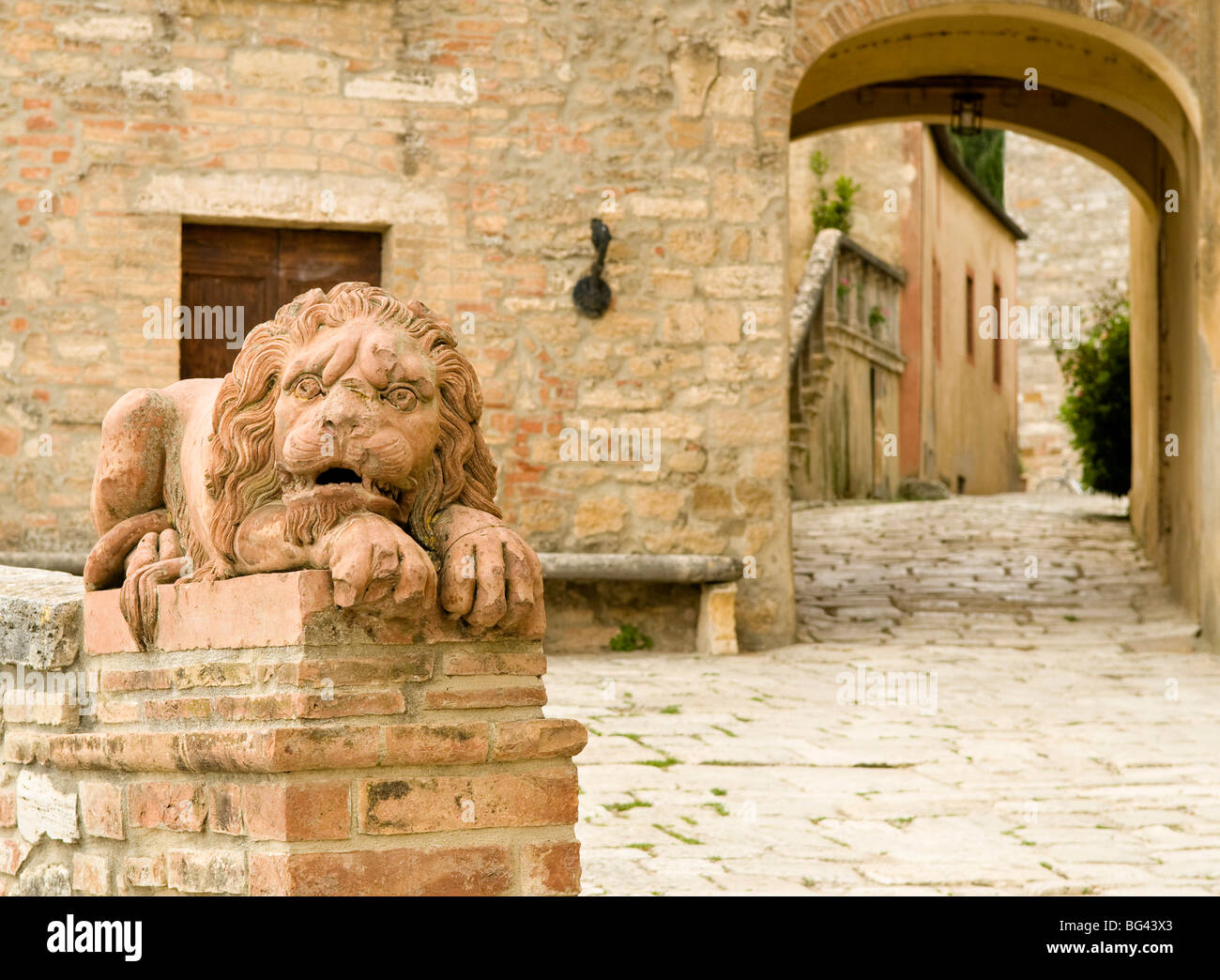 Löwen bewachen traditionelles Dorf Lucignano d ' Asso, Valle de Orcia, Toskana, Italien Stockfoto