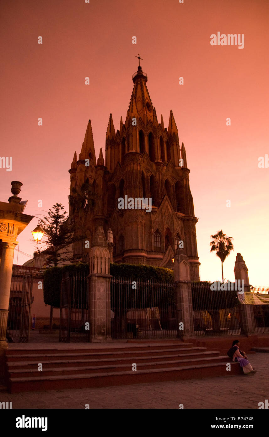 Parroquia de San Miguel Arcangel bei Sonnenuntergang, San Miguel de Allende, Guanajuato, Mexiko, Nordamerika Stockfoto