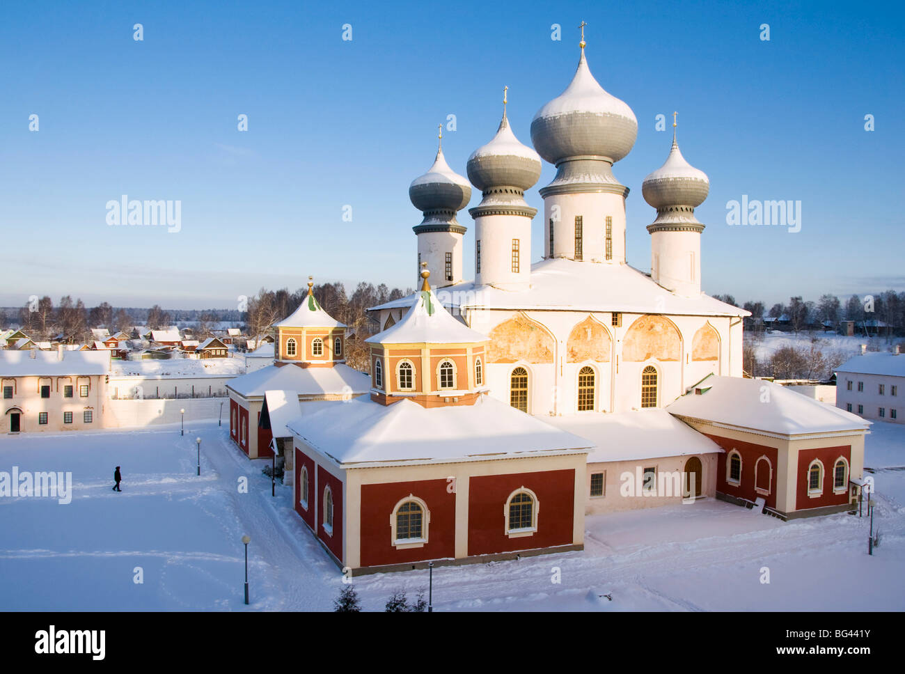 Uspenski-Kathedrale mit der Altstadt Tichwin im Winter, Bogorodichno-Uspenskij Kloster, Gebiet Leningrad, Russland Stockfoto