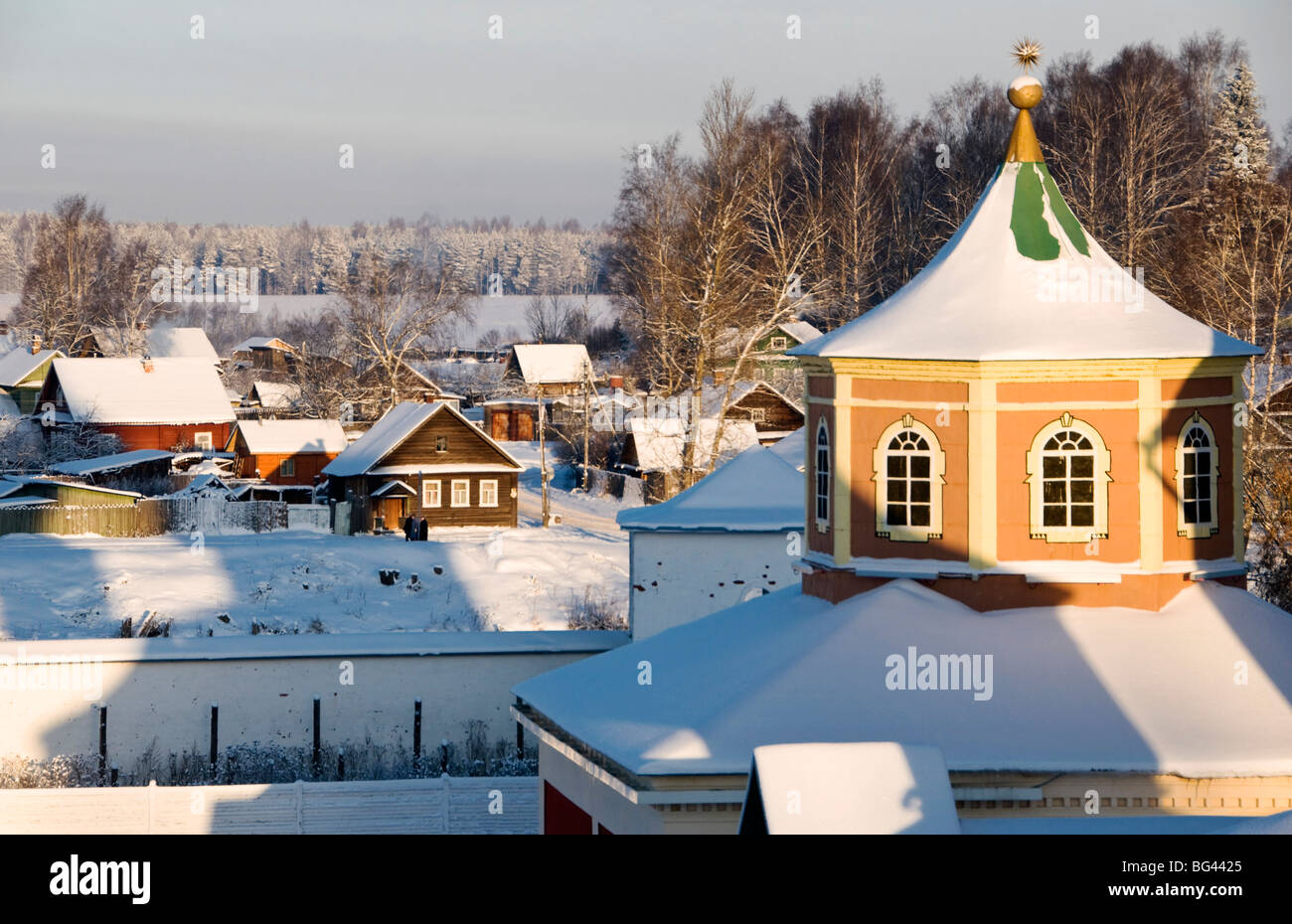 Turm der Uspenski-Kathedrale mit der Altstadt Tichwin in den Hintergrund, Bogorodichno Uspenskij Kloster, Leningrad Stockfoto