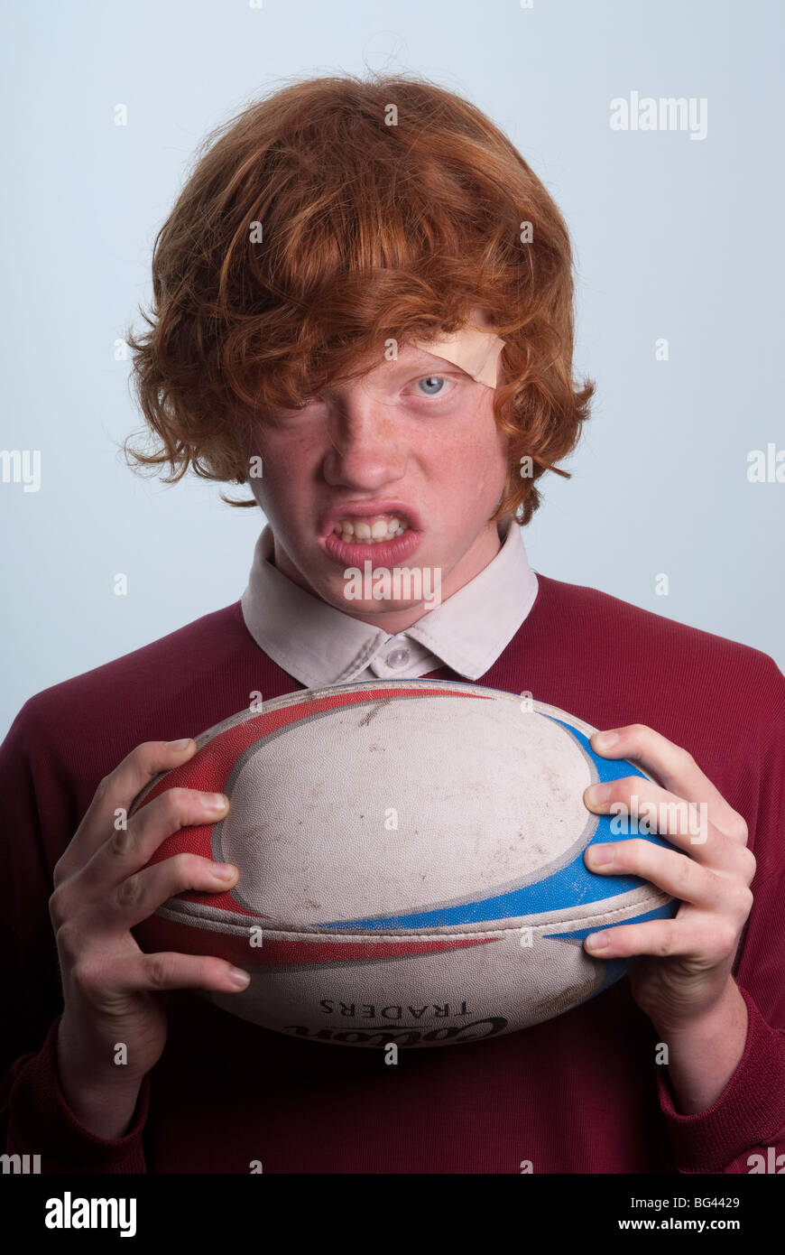 Ginger behaarte Teenager mit einem Rugby-ball Stockfoto