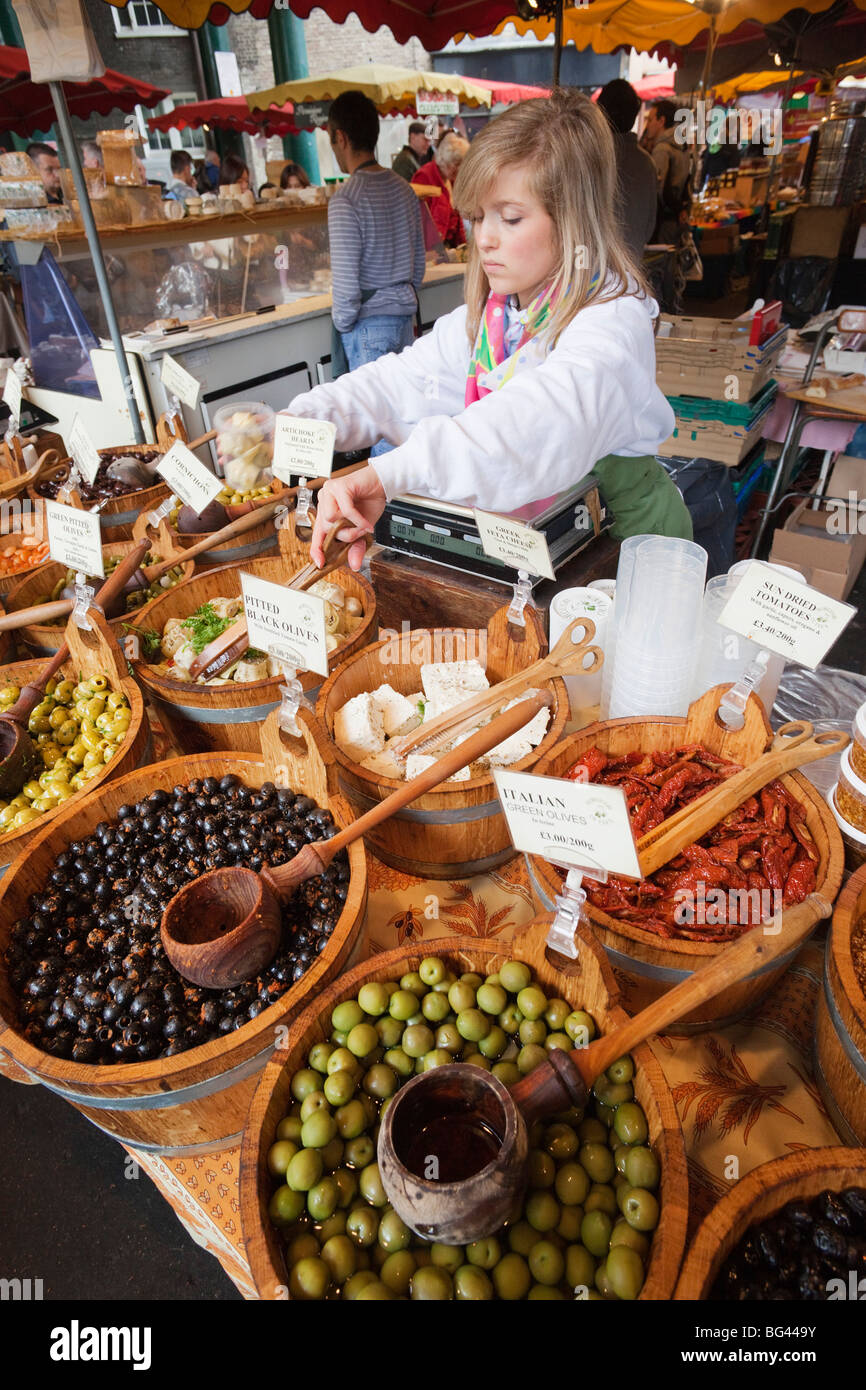 Borough Market, Olive Stall, Southwark, London, England Stockfoto