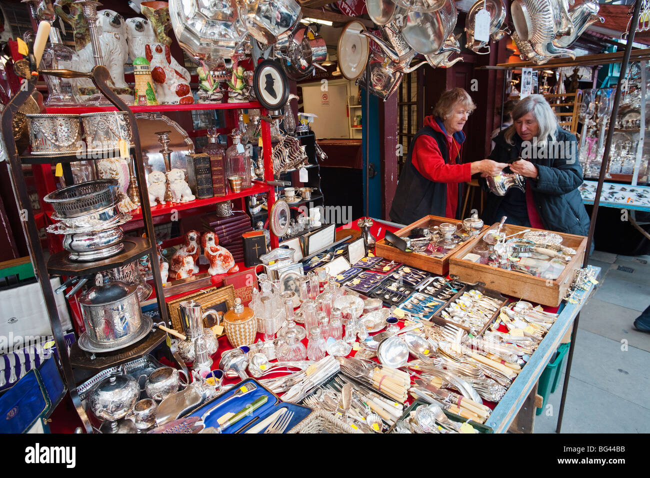 England, London, Straßenstand Display in Portobello Road Antiquitätenmarkt Stockfoto