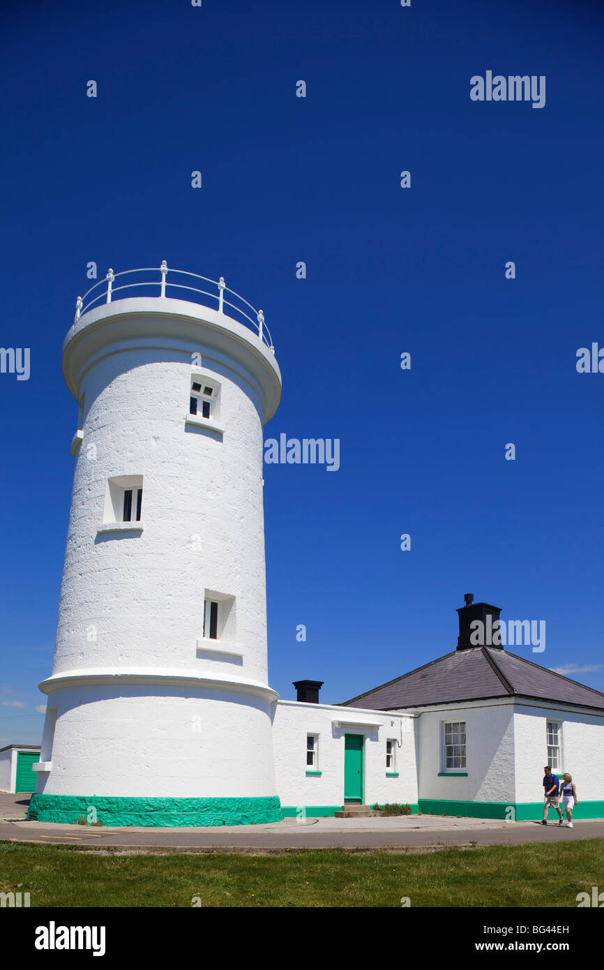Wales, Glamorgan, Nash Point Lighthouse und Hütten Stockfoto