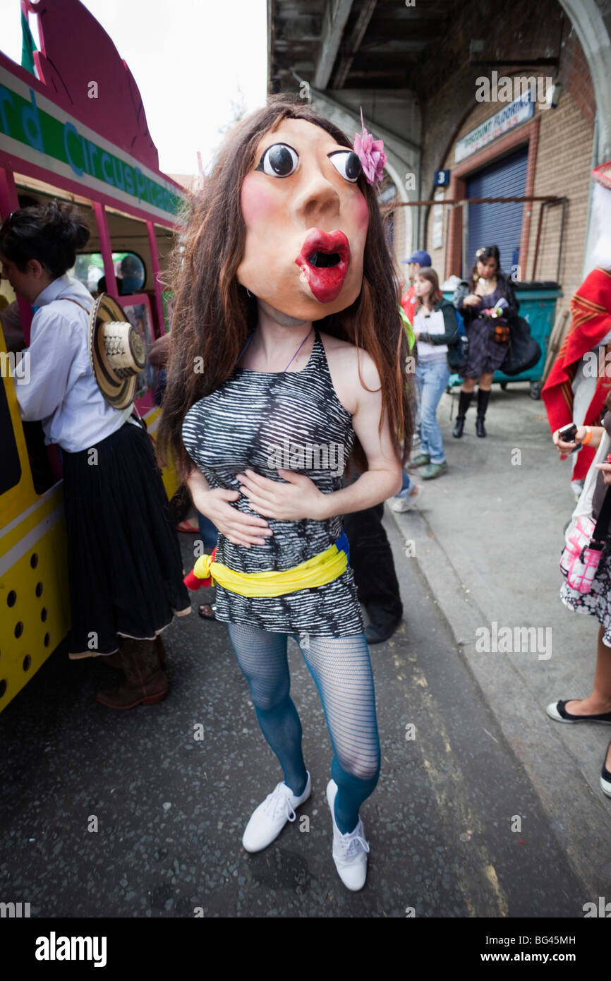 England, London, Southwark, maskierten Teilnehmer am Carnaval Del Pueblo Festival (Europas größte Latin Street Festival) Stockfoto