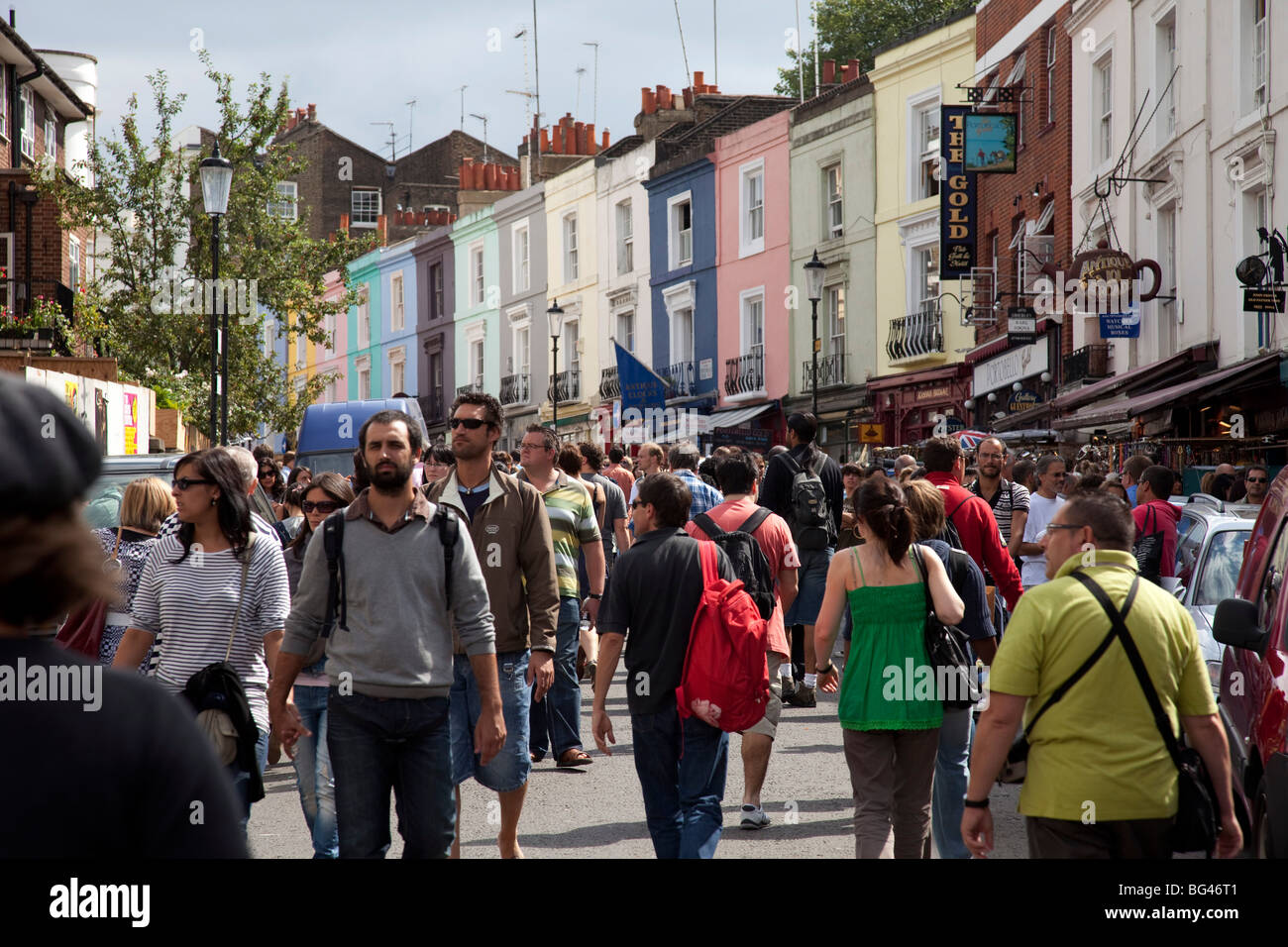 Menschenmassen in der Sonne auf der Portobello Road Market, Notting Hill, London. Stockfoto