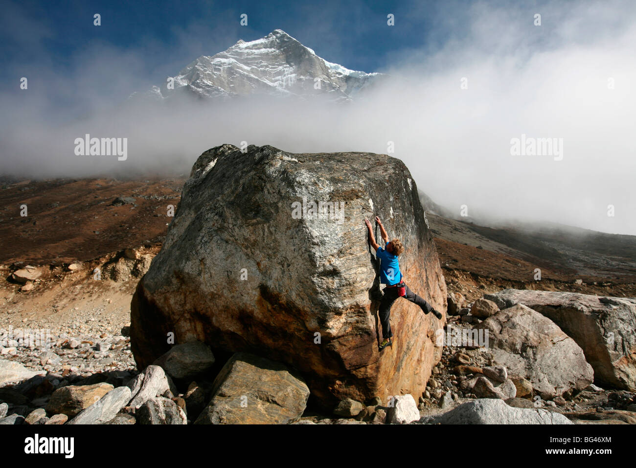 Kletterer packt einen Boulder-Problem auf der eiszeitliche Moräne am Tangnag, Khumbu-Region, Himalaya, Nepal, Asien Stockfoto