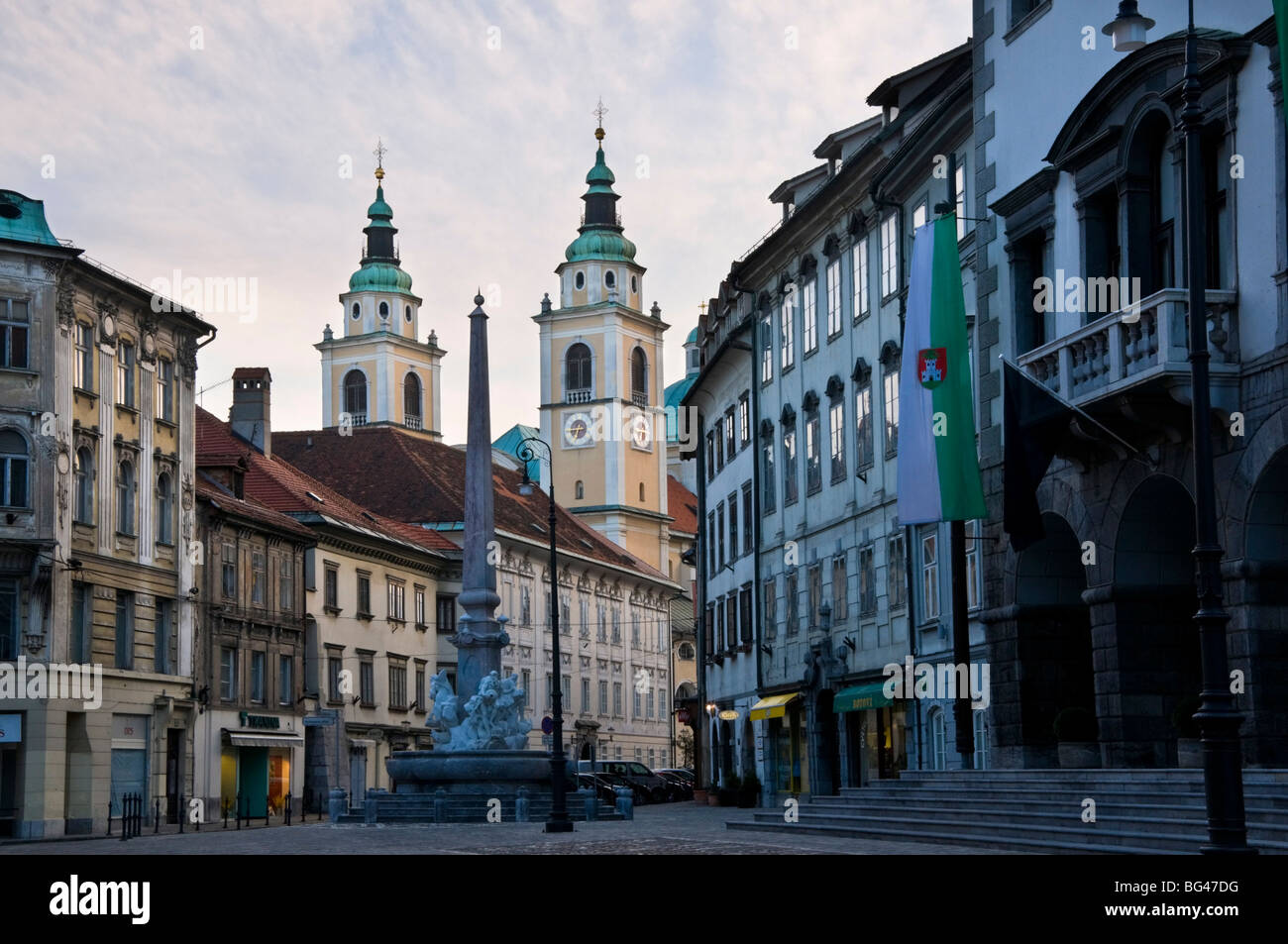 Blick in Richtung der Kathedrale St. Nikolaus durch die Straßen der alten Stadt von Ljubljana, Slowenien, Europa Stockfoto