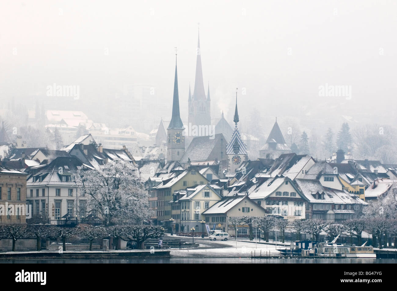 Die Stadt Zug auf einem nebligen Winter Tag, Schweiz, Europa Stockfoto