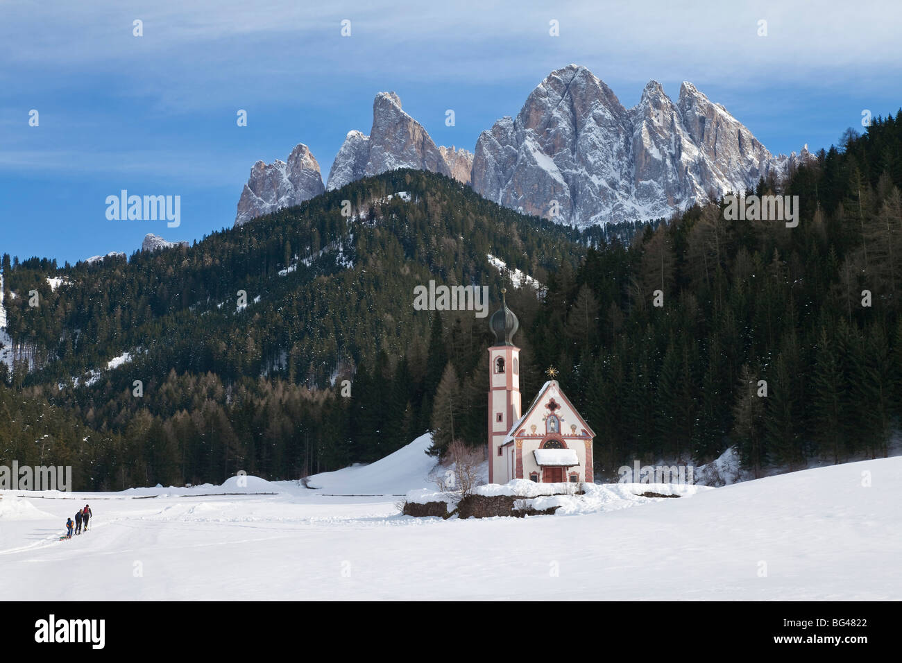 St. Johann Church in Ranui in Villnoss, Geisler Spitzen (3060m), Val di Funes, Dolomiten, Trentino-Alto Adige, Italien Stockfoto