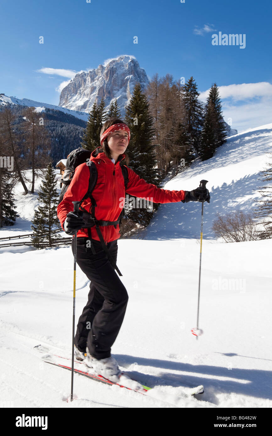 Frau Skitouren vor Sassongher Berg, Val Gardena, Dolomiten, Südtirol, Trentino-Südtirol, Italien Stockfoto