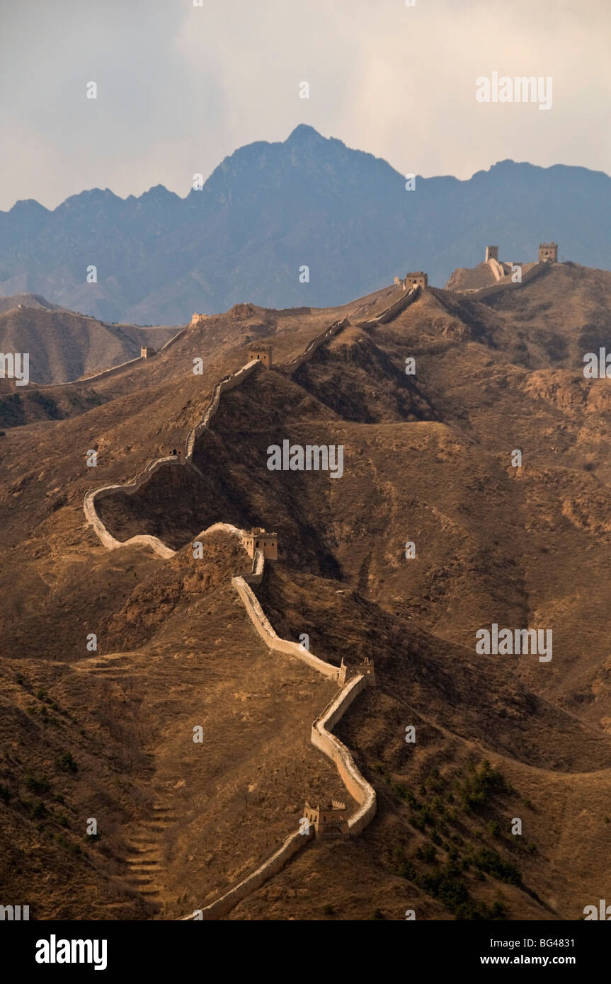 Blick auf einen Abschnitt der großen Mauer, UNESCO-Weltkulturerbe zwischen Jinshanling und Simatai in der Nähe von Peking, China, Asien Stockfoto