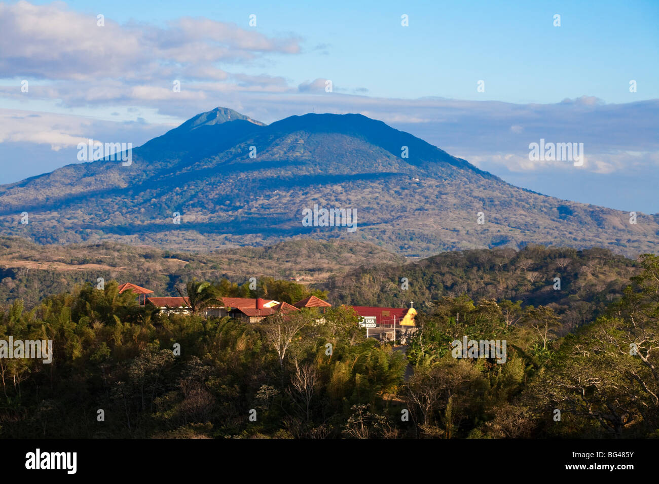 Nicaragua, Granada, Catarina, Blick vom Laguna de Apoyo in Richtung Masaya Vulkane Stockfoto