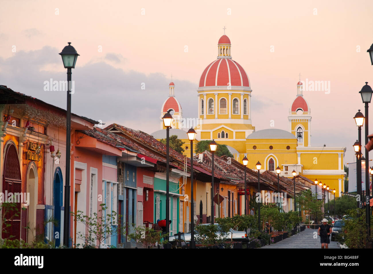 Nicaragua, Granada, Calle La Calzada und Kathedrale von Granada