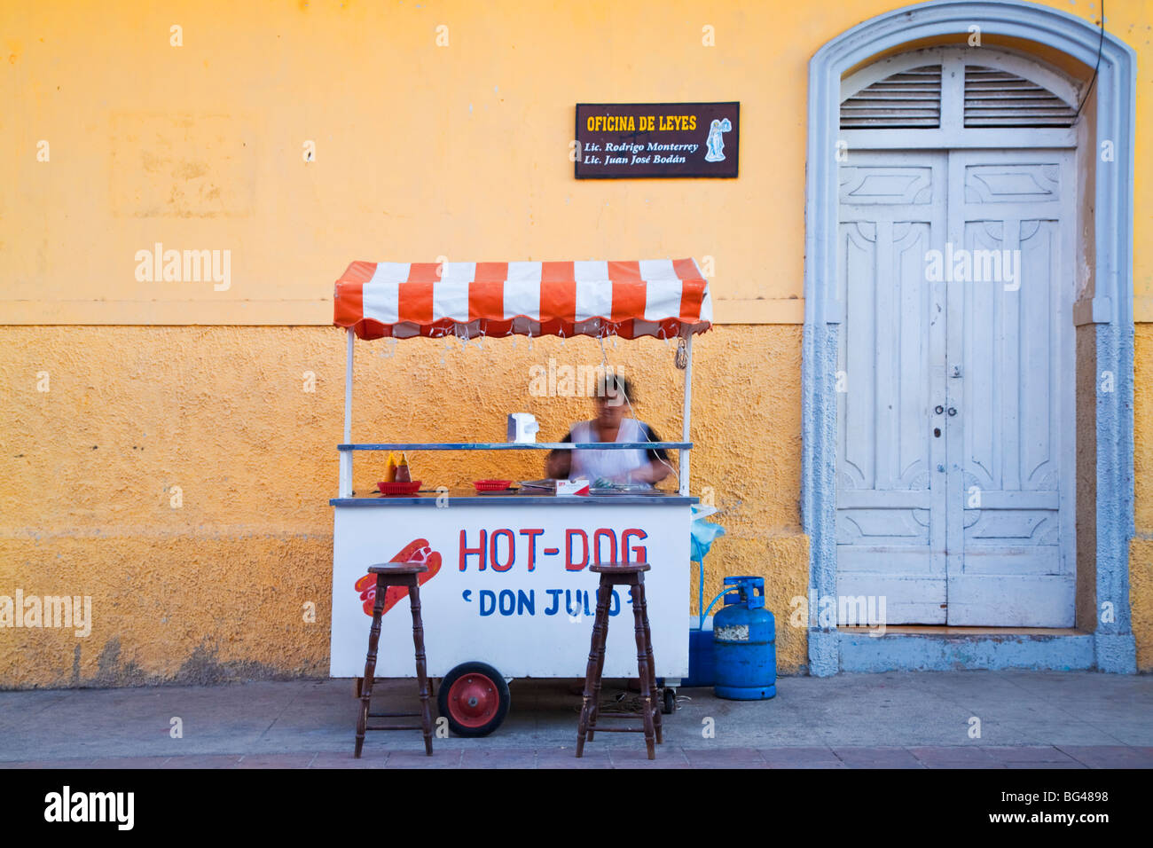 Nicaragua, Granada, Calle La Calzada, Hot Dog Verkäufer Stockfoto