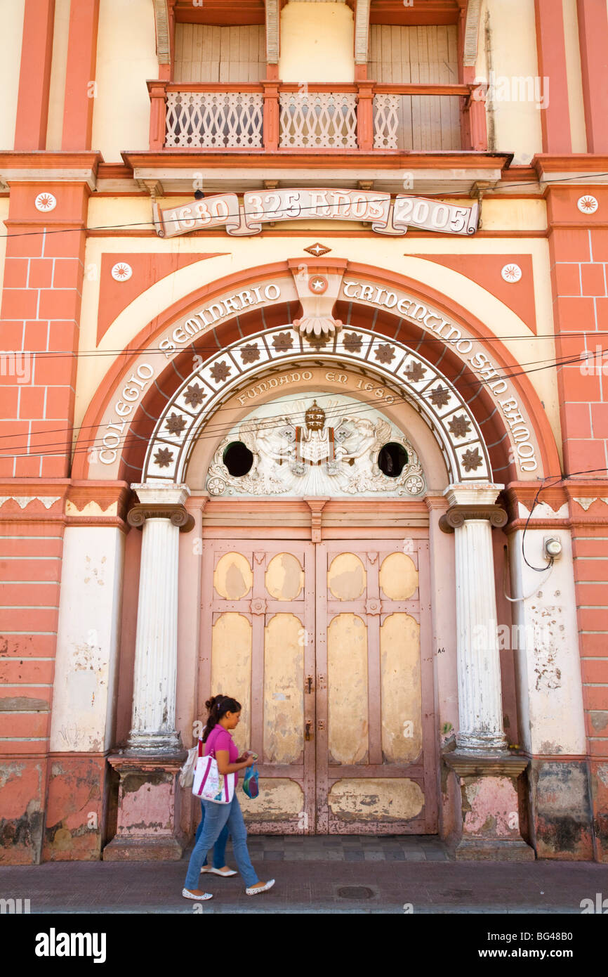 Nicaragua, Leon, Frauen vorbeigehen Seminary college Stockfoto