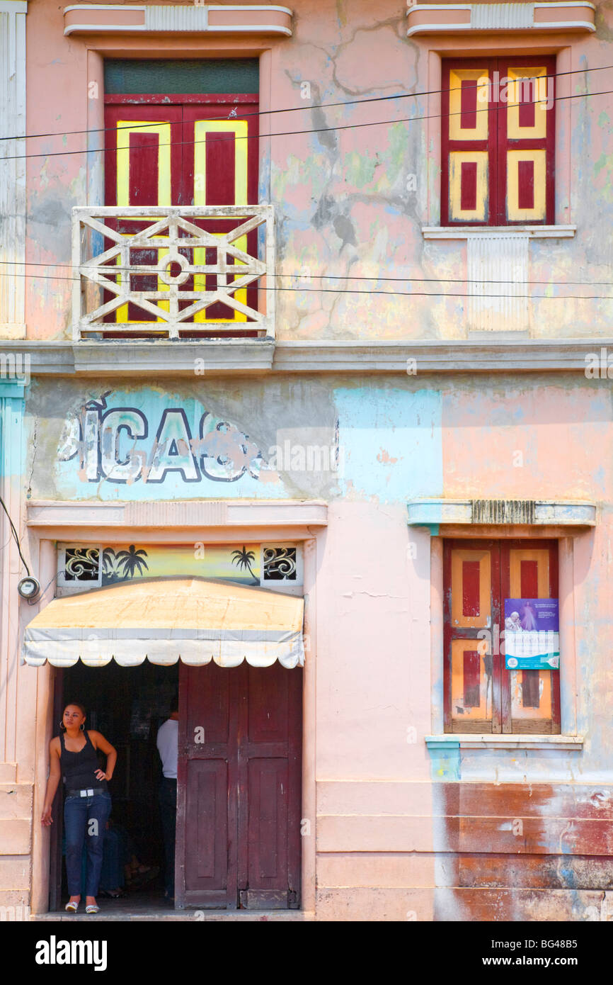 Nicaragua, Leon, Frau in der Tür des Hauses Stockfoto