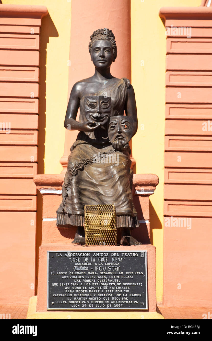 Nicaragua, Leon, Statue außerhalb Theater Stockfoto