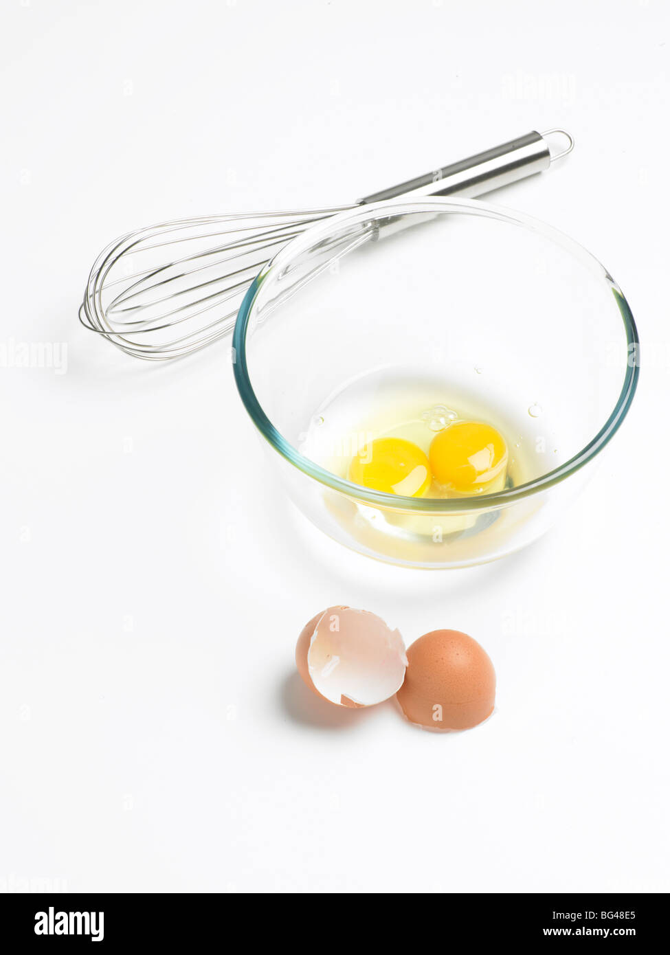 Eiern in Rührschüssel Stockfoto