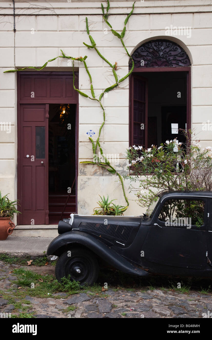 Uruguay, Colonia del Sacramento, altes Auto auf Calle Portugal Stockfoto