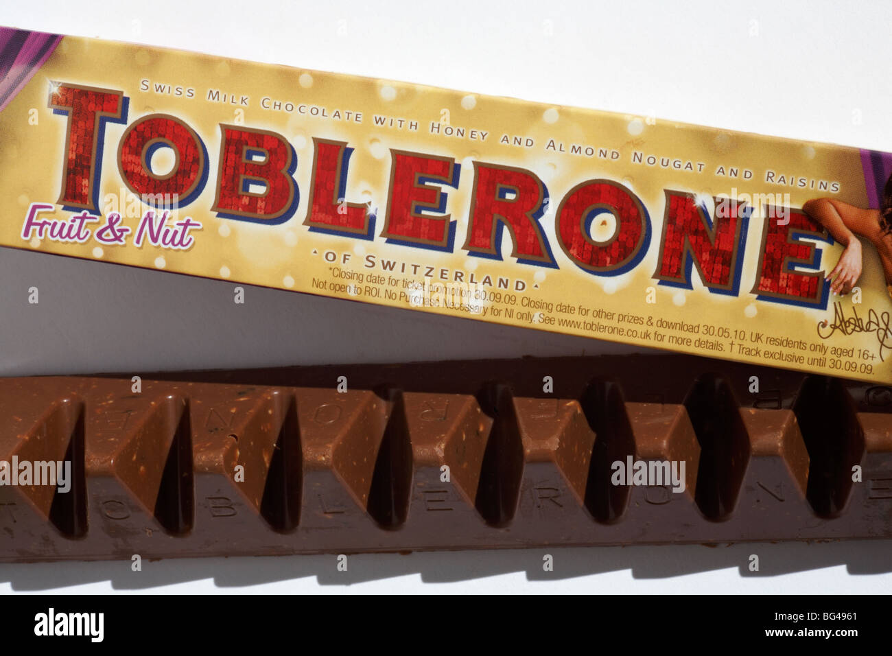 Bar von Toblerone Obst & Mutter Schokolade - Schweizer Vollmilchschokolade mit Honig und Mandel Nougat und Rosinen auf weißem Hintergrund Stockfoto