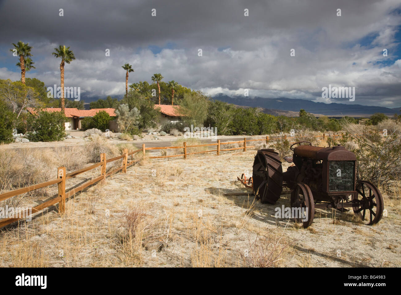 USA, California, Borrego Springs, Anza-Borrego Desert State Park, alten Bauernhof Traktor Stockfoto