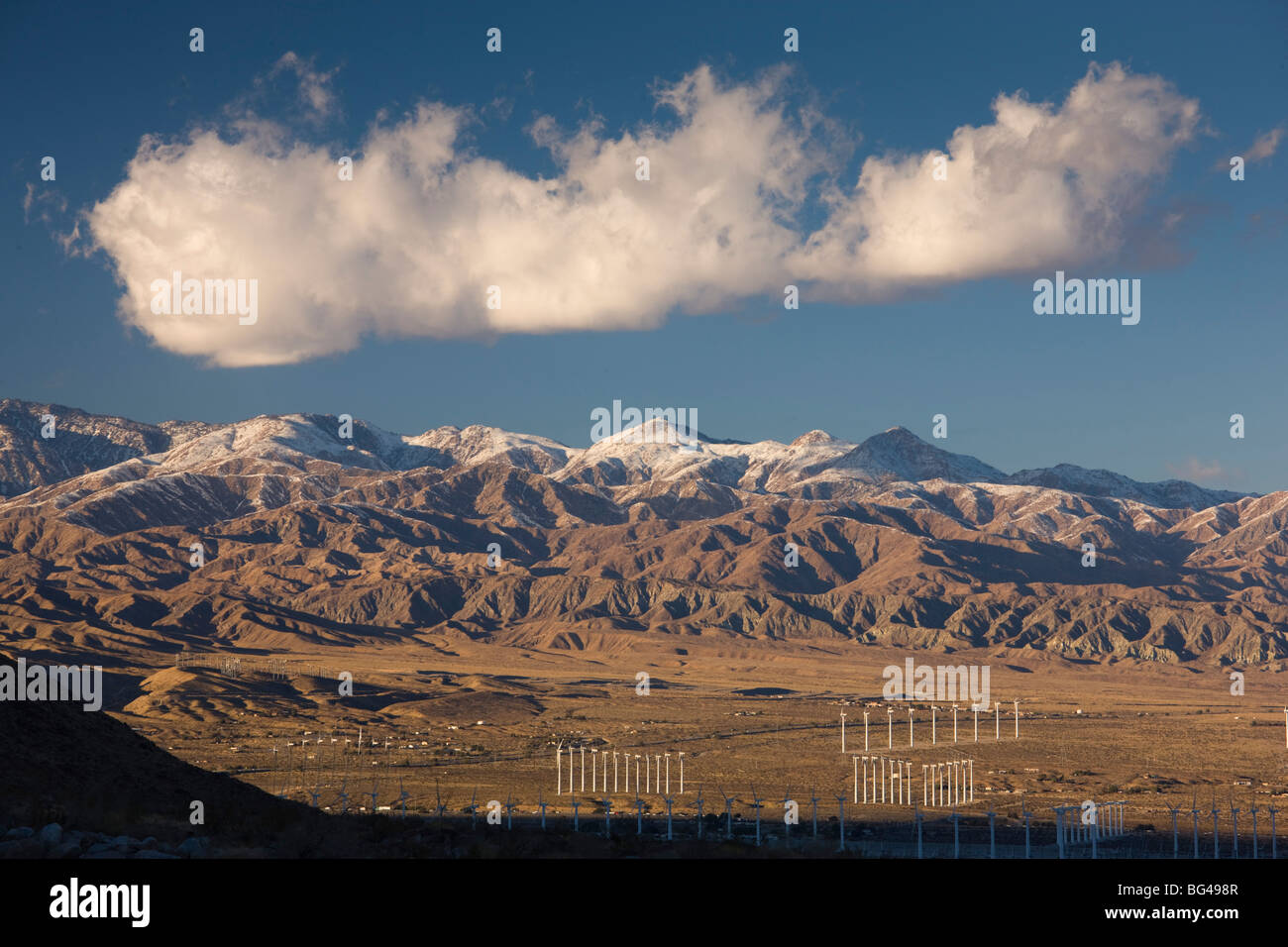 USA, California, Palm Springs, San Bernardino Mountains und Windgeneratoren Stockfoto
