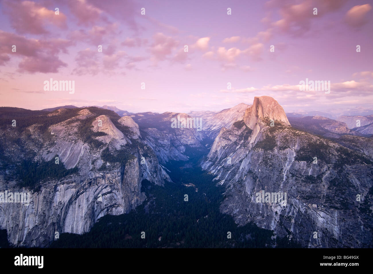 USA, California, Yosemite-Nationalpark, Glacier Point, der Half Dome Berg und Yosemite Valley anzeigen Stockfoto