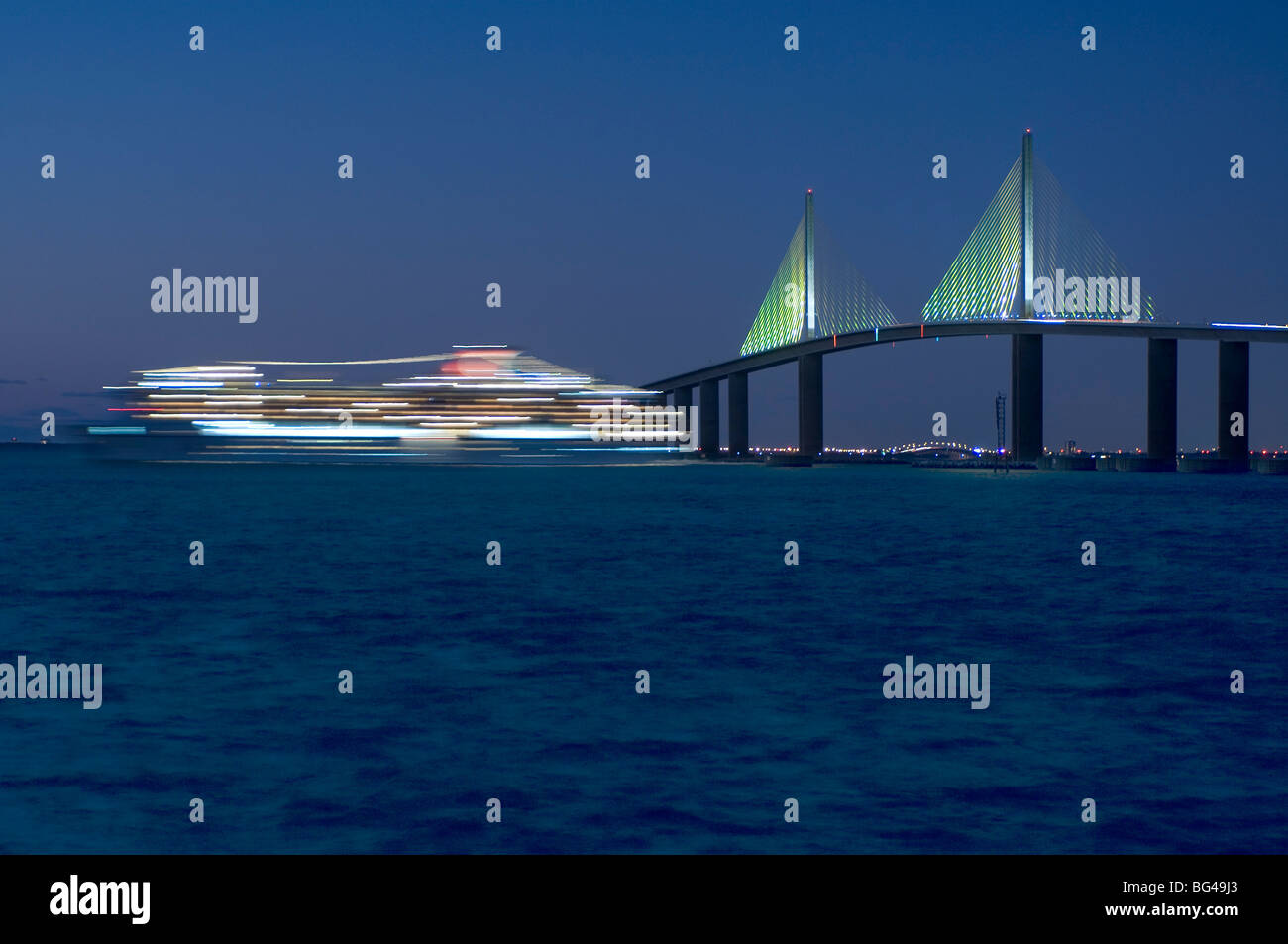 Sunshine Skyway Bridge, Kreuzfahrtschiff, Tampa Bay, Golf von Mexiko, Saint Petersburg, Florida Stockfoto