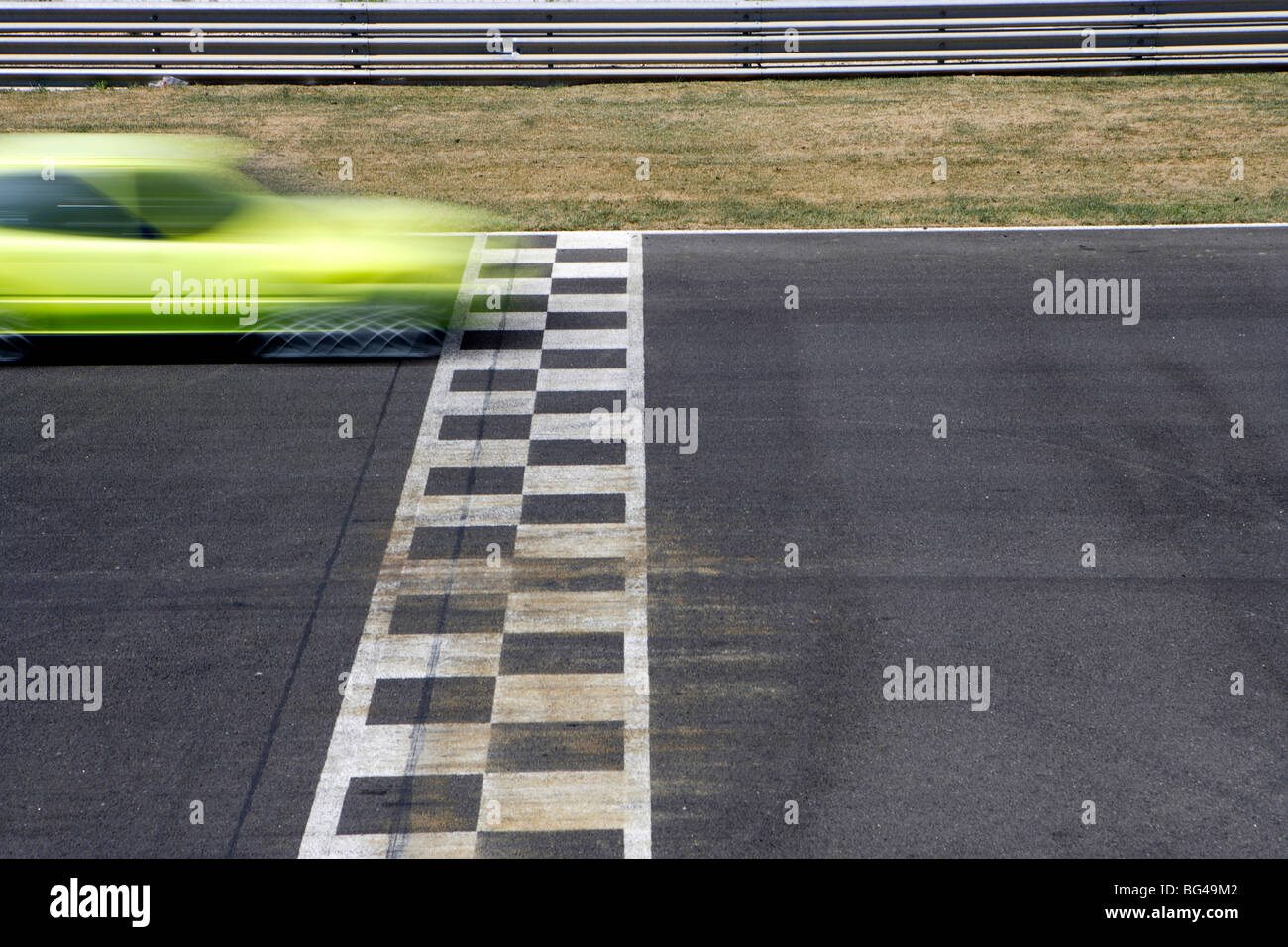 Rennwagen in Bewegung - konzeptionelle (altes Auto überquerte die Ziellinie und das Ziel zu erreichen) Stockfoto