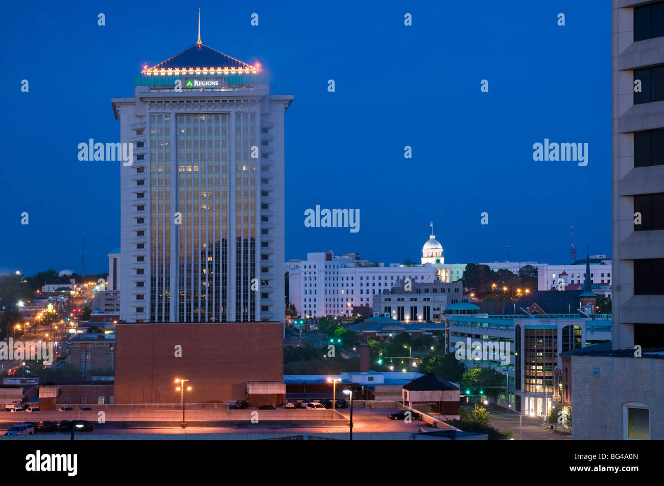USA, Alabama, Montgomery, Dämmerung, State Capitol Building, Innenstadt von Bürogebäuden Stockfoto