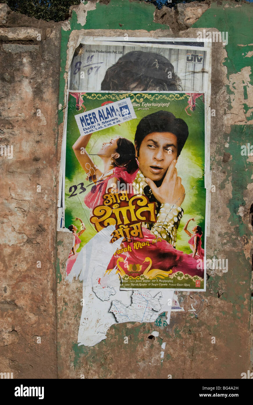 Shahruk Khan in zerrissenen Bollywood Filmposter an Wand, Hospet, Karnataka, Indien, Asien Stockfoto